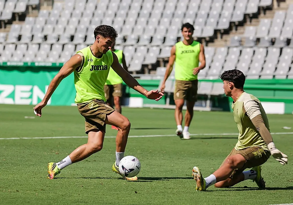 El Córdoba CF busca prolongar su impulso ante el Granada en un derbi de altura en El Arcángel