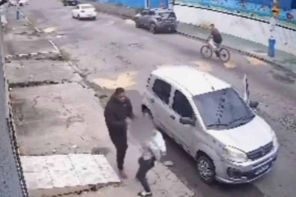 Estudante implora para n�o ser roubada em assalto flagrado por c�mera no RJ