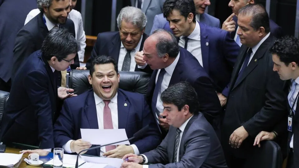 Alcolumbre tenta aprovar fim da escala 6×1 para manter presidência do Senado