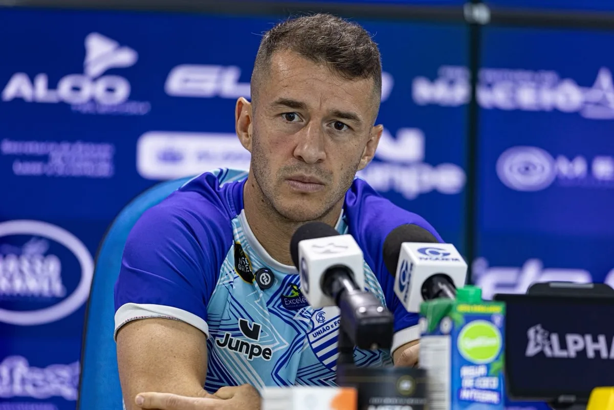 Serra Branca anuncia meia Ronaldo Mendes, ex-Santos e Chapecoense