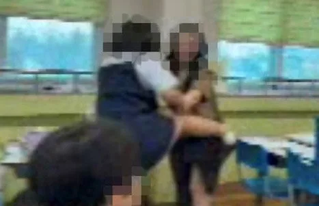초5 여학생이 담임 머리채 잡고 발길질…“재시험 지시에 격분”