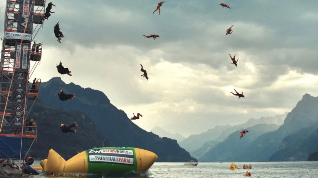 Weltrekord! - Kissen-Katapult schleudert Extremsportler in die Luft
