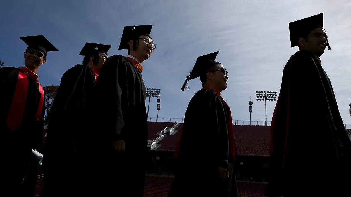 "Quand je vais dans les lycées, je suis une rock star": aux États-Unis, ne pas avoir fait d'études supérieures a rarement été aussi favorable pour trouver un emploi