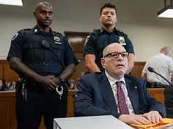 Ex-Medienmogul bereits in Haft: Harvey Weinstein zu 15 Jahren Gefängnisstrafe verurteilt