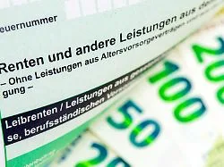Beschäftigte haben oft Wahl: Bei Kapitalauszahlung aus Betriebsrente droht Steuerfalle