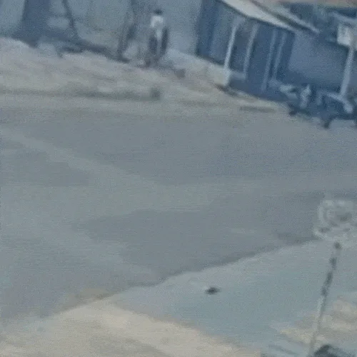 Dupla atira quatro vezes em homem, tropeça em entulhos e ainda consegue fugir