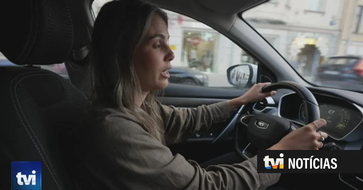 Conduzimos por Moscovo à procura de uma bomba de gasolina. Filas são longas e algumas estão mesmo fechadas