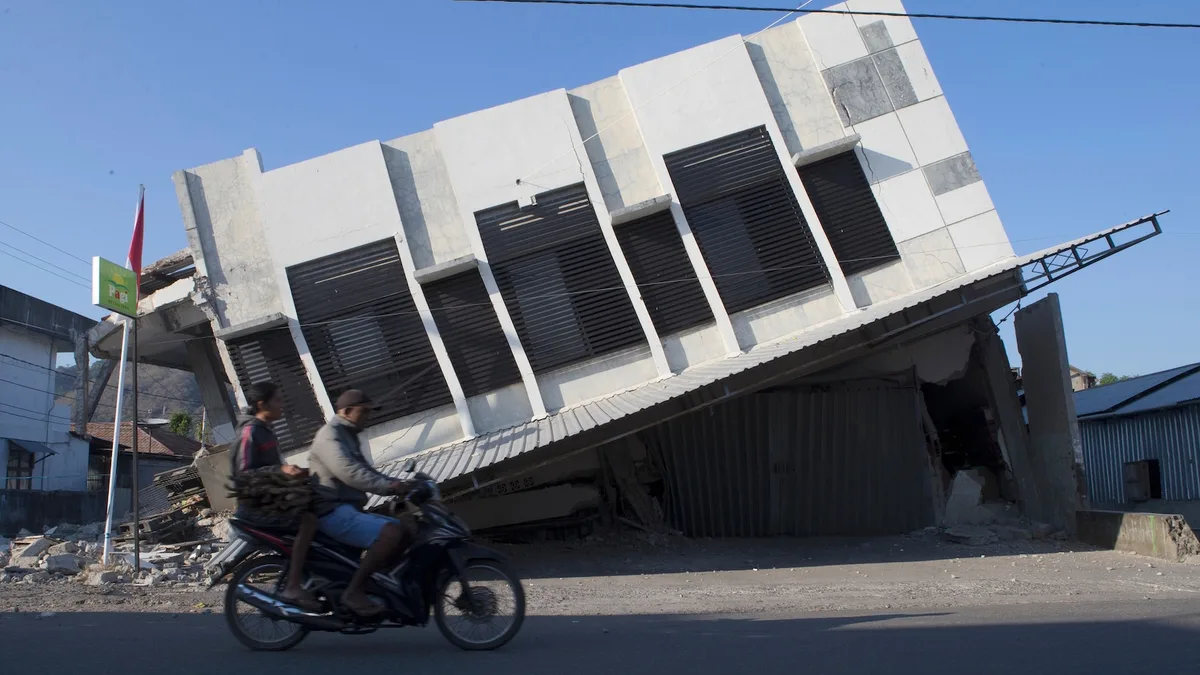 Thousands in Indonesia await aid after quake kills 54, overshadowing Independence Day