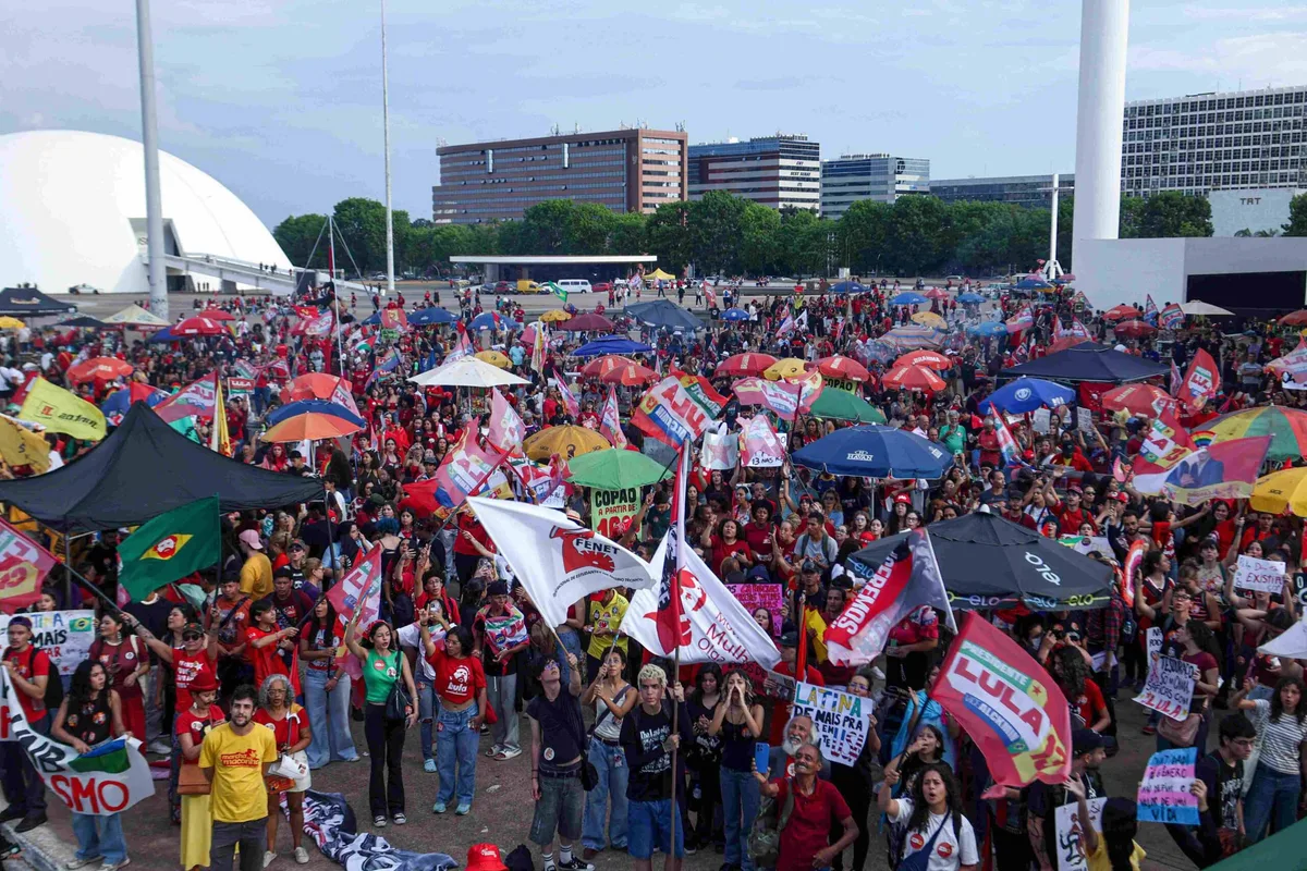 "Soberania e reeleição de Lula": estudantes fazem ato no Museu da República