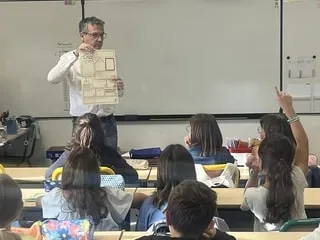 « J’étais heureux d’être devant les élèves » : près de Nantes, le maire troque son écharpe pour la craie