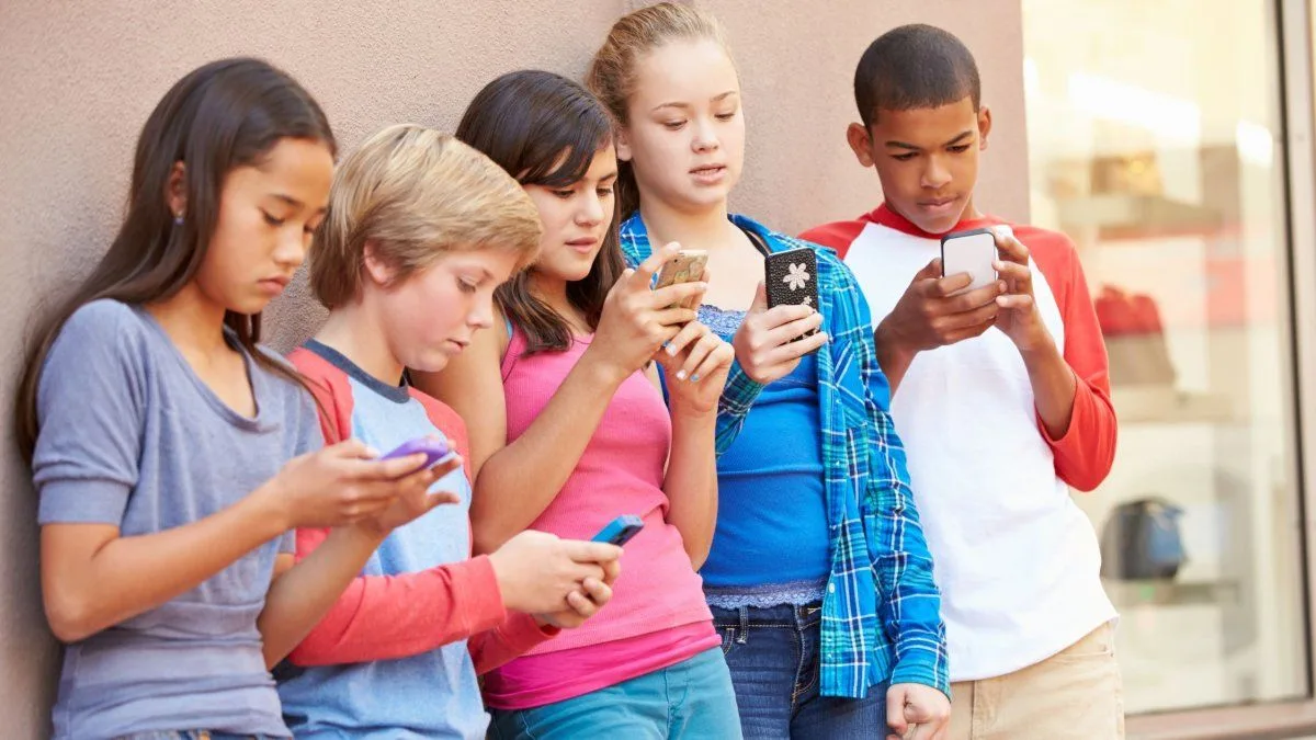 La Unión Europea quiere prohibir el uso de redes sociales a los menores de 13 años