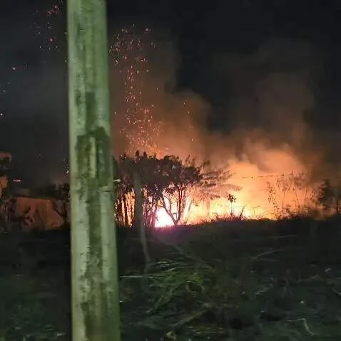 Incêndio atinge área de mata e forma fumaça densa no Nova Campo Grande