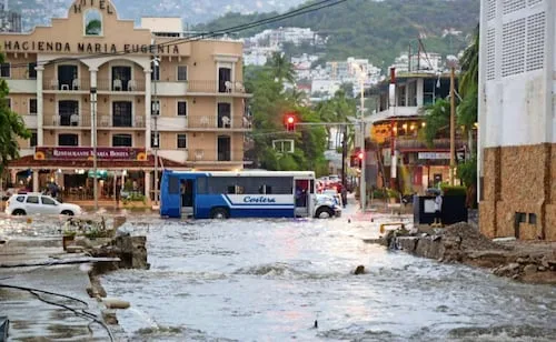 Huracán Simón inunda Acapulco; se alista Jalisco para impacto