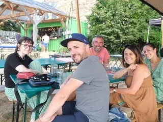 « L’impression d’être en vacances » : en ville ou à la campagne, le succès des guinguettes se confirme