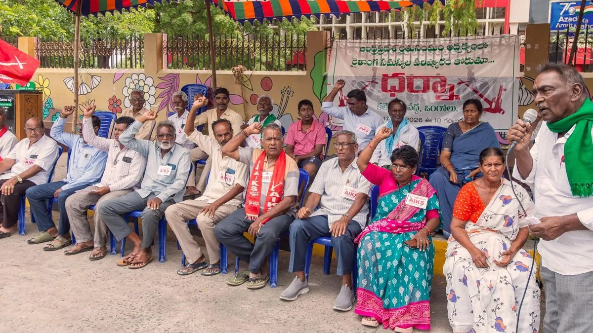 Farmers stage protest in Ongole, seek funds for tobacco procurement