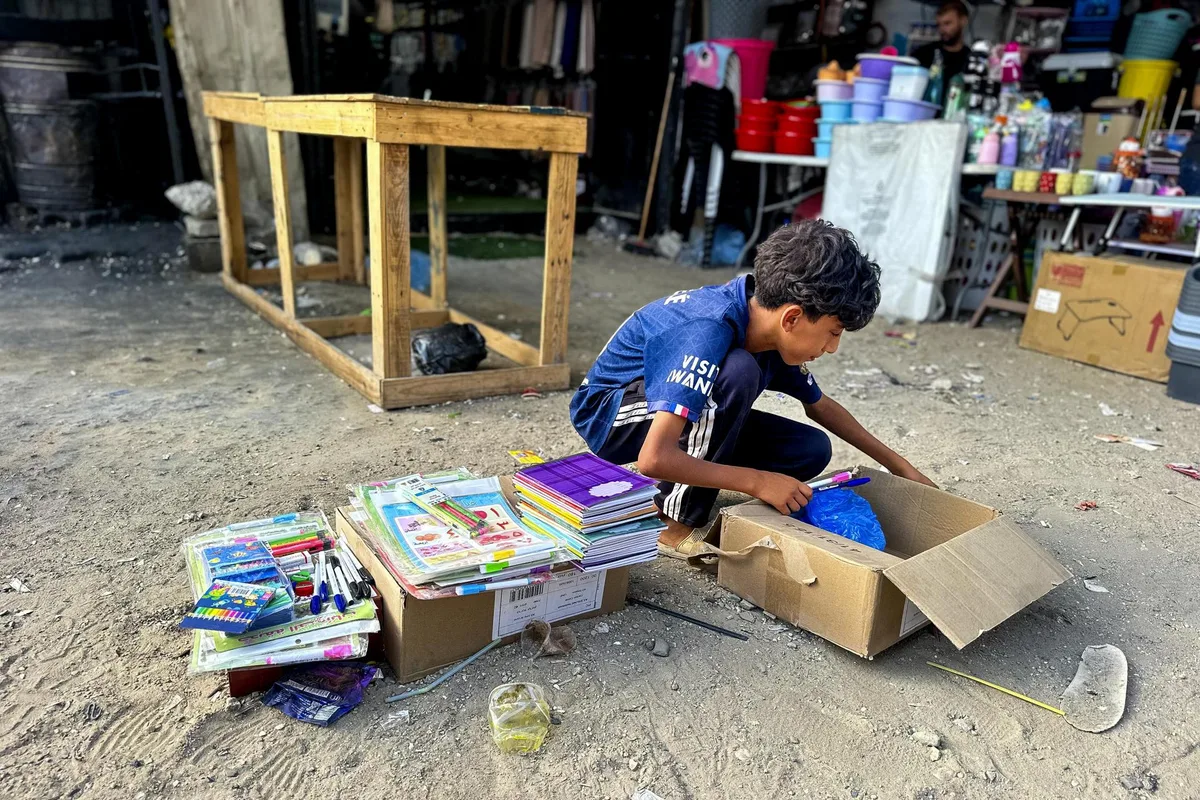 En el inicio del ciclo escolar, los niños gazatíes regresan a unas aulas con pocos pupitres y aún bajo ataques israelíes