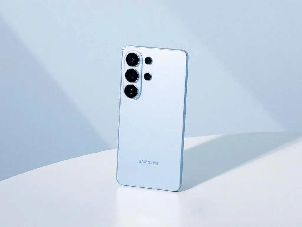 Celular Samsung con cámara 200 megapixeles y pencil. Tiene 7 años de actualizaciones y precio de remate
