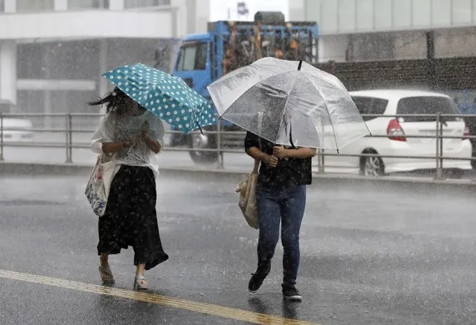 El avance del tifón Saudel al sur de Japón fuerza evacuaciones y cierres de escuelas