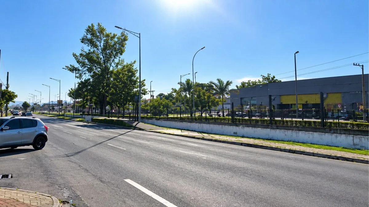 Adolescente de 12 anos entra em faixa exclusiva para transporte coletivo e é atropelada por um ônibus em SC
