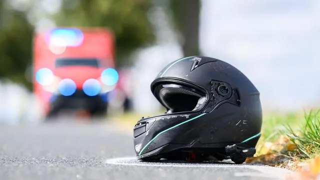 Tödliches Überholmanöver: Motorradfahrer stirbt beim Überholen - Verdacht auf Rennen