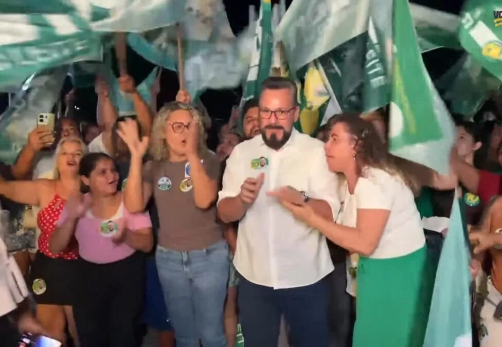 Militância lota entrada e ovaciona chegada de Alan Rick para sabatina do ac24horas