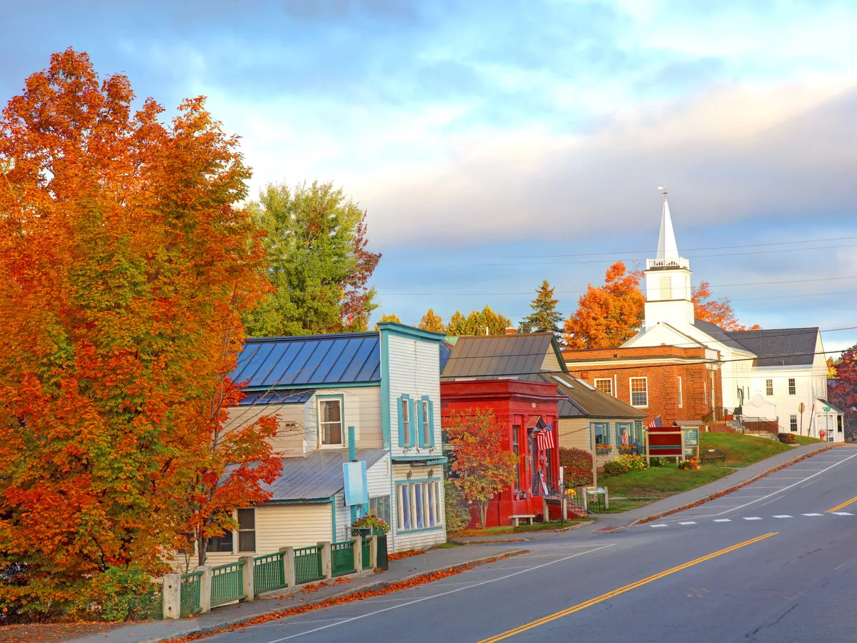 I grew up in New England. Fall is the best time to visit — but first-time tourists often make 4 avoidable mistakes.