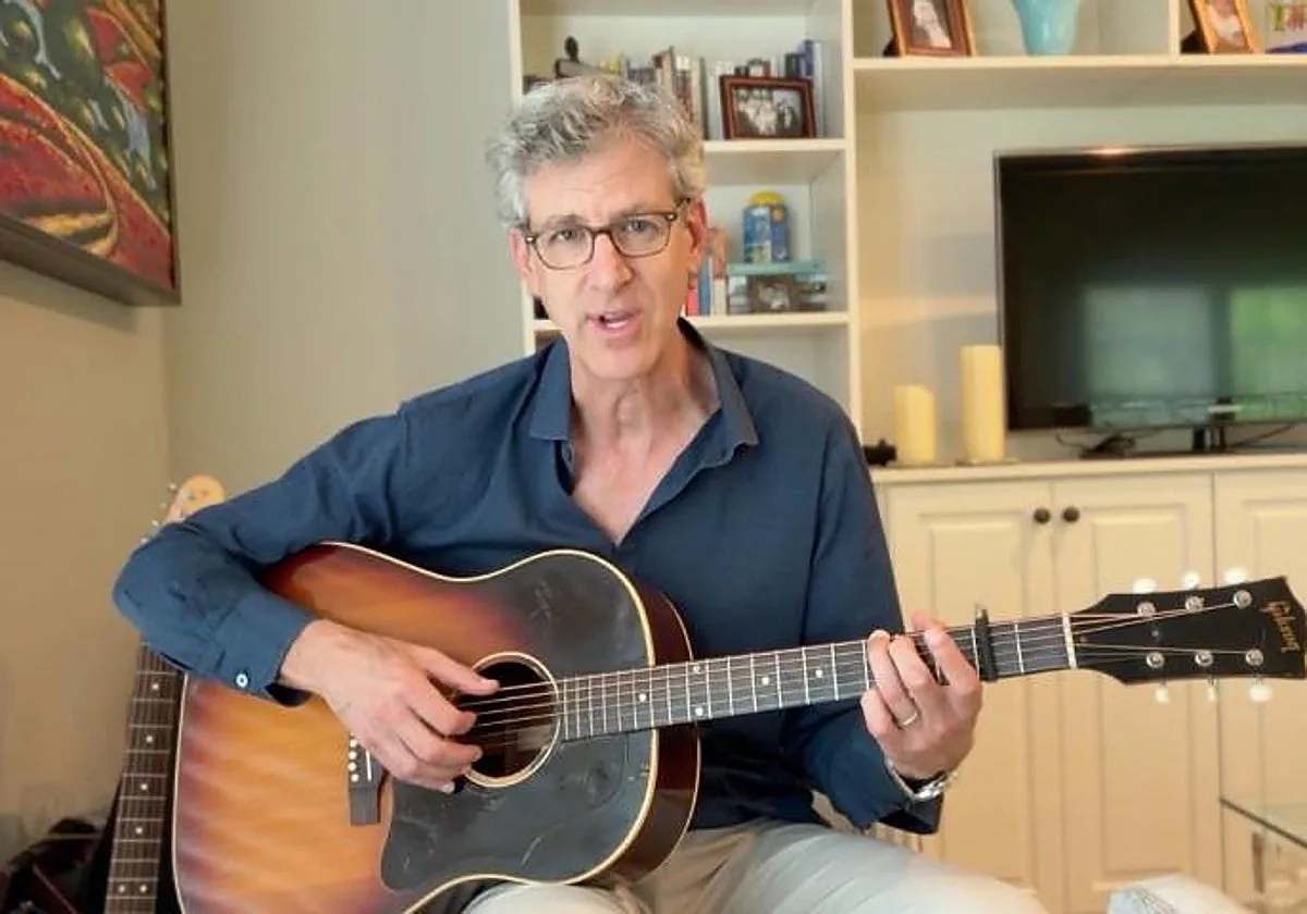 Un músico de Estados Unidos revoluciona las redes por su parecido con Feijóo y lo invita a cantar juntos