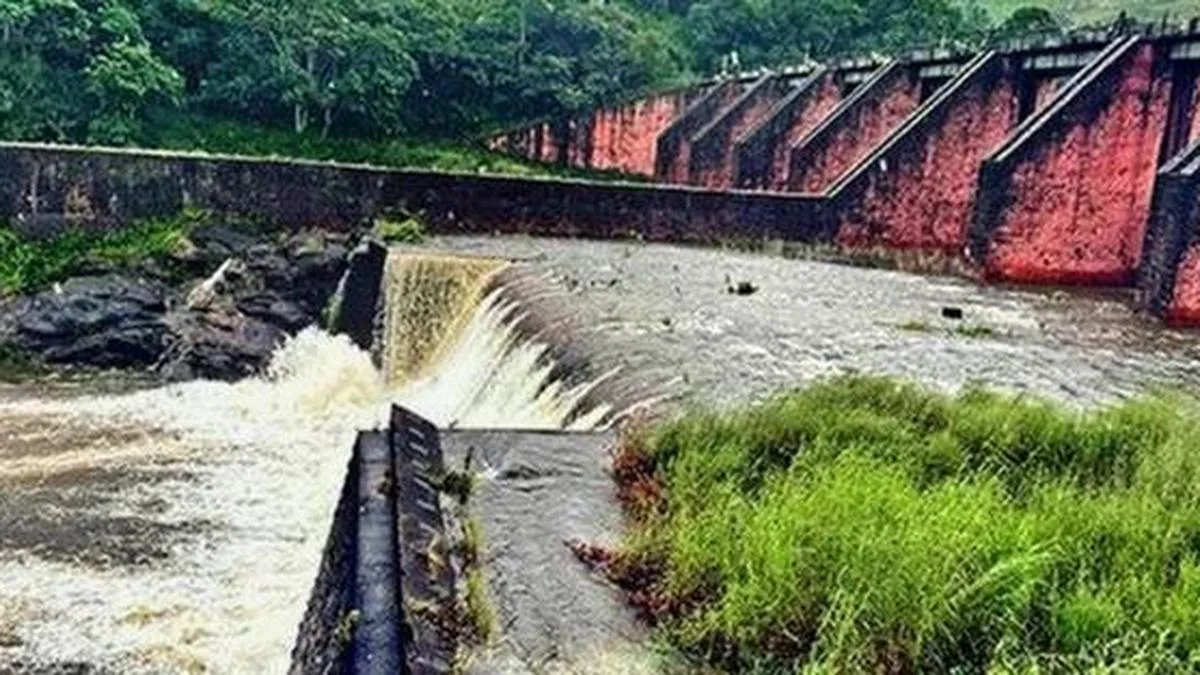 Water level in Mullaperiyar dam stands at 121.90 feet