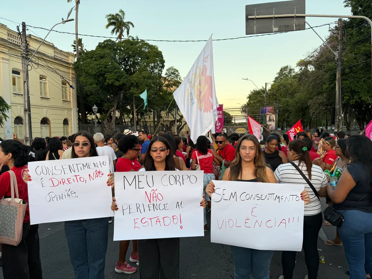 Movimentos sociais fazem protesto após repercussão de vídeo em que Raquel Lyra sugere laqueadura em mulher 'sem ela saber'