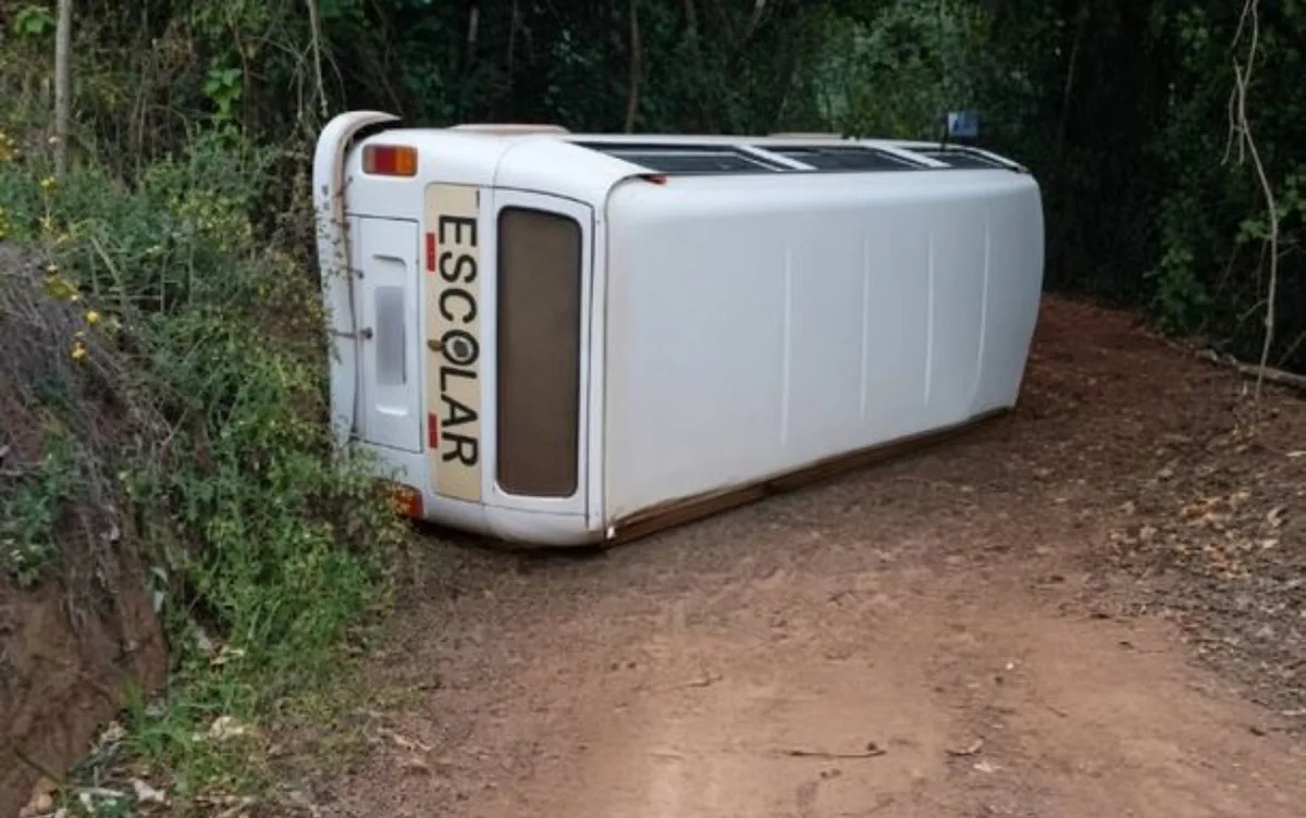 Kombi escolar tomba em estrada rural de Poço Fundo e estudante fica ferida