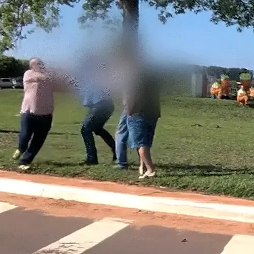 Chamado de “vagabundo”, vereador parte pra cima de motorista em protesto