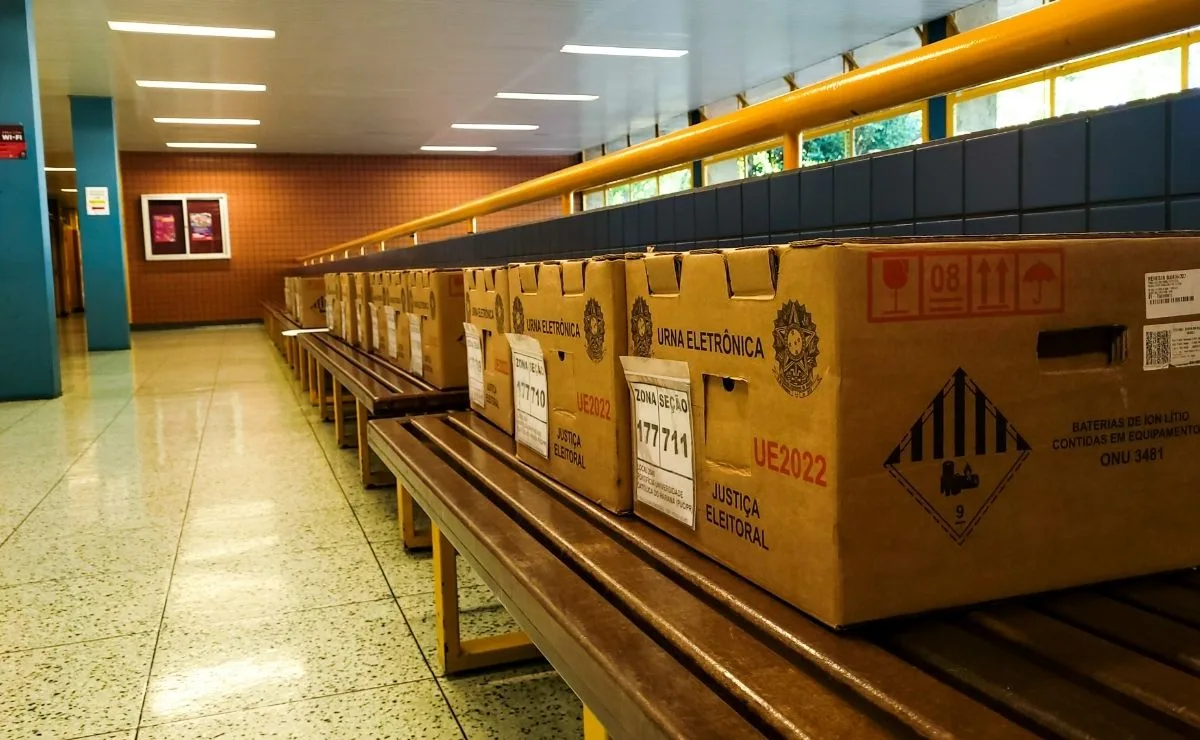 Urnas eletrônicas começam a ser preparadas para as Eleições 2026 no Paraná; saiba como funciona