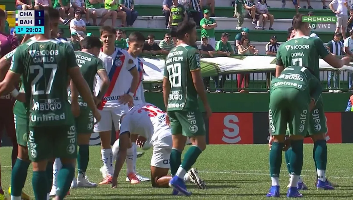 Chapecoense x Bahia: David Duarte passa mal em campo, e jogo é paralisado; assista