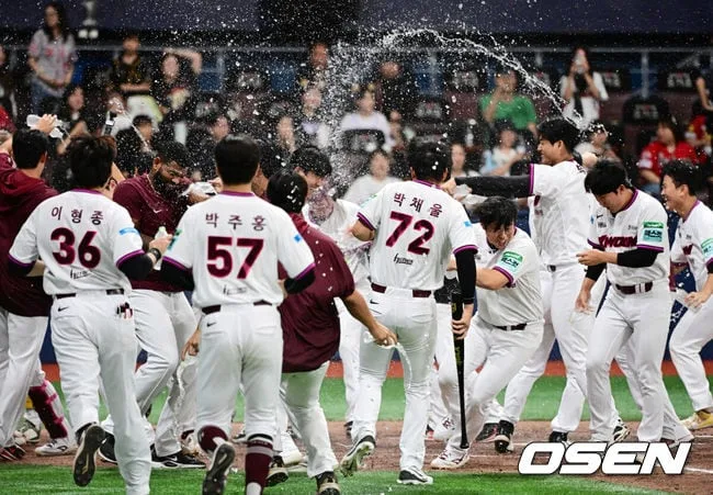 기적이 일어났다! 김재현, 9회 끝내기 그랜드슬램…KIA, 9회 6실점 충격의 2연패 [고척 리뷰]