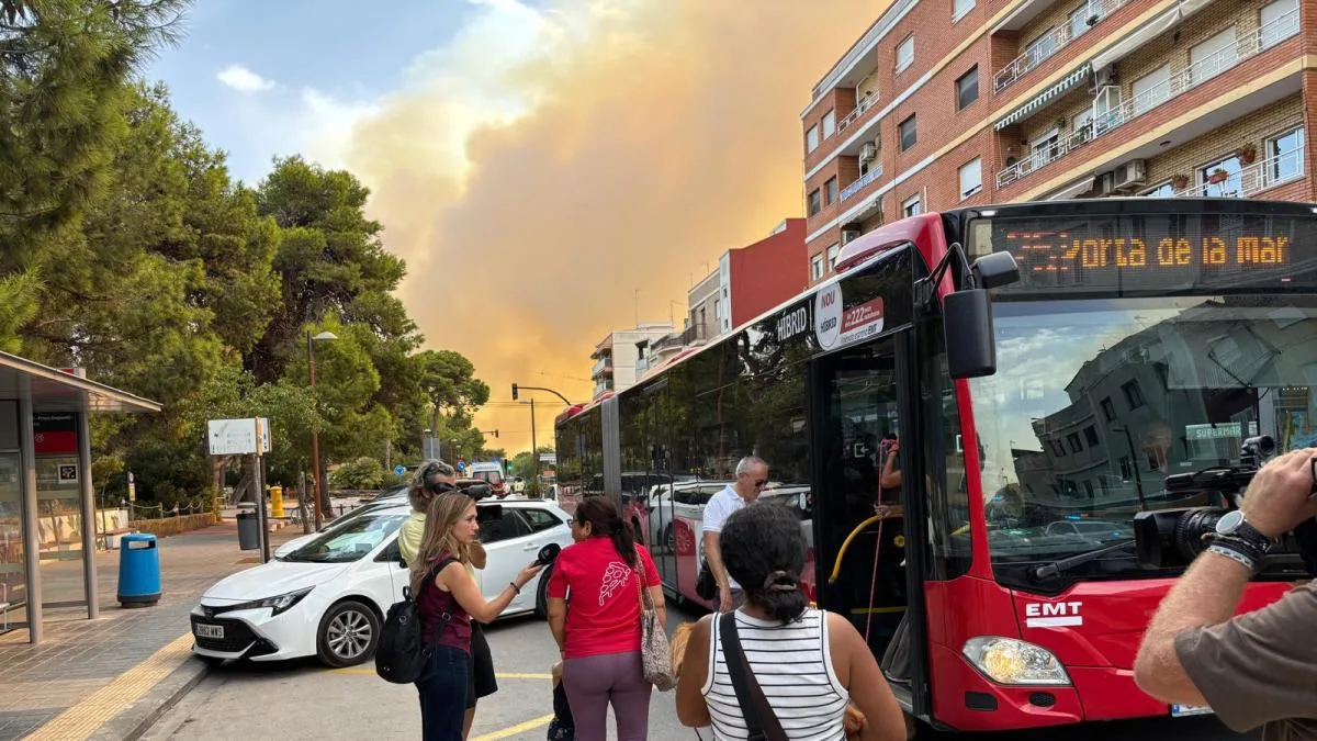 Un incendio obliga a desalojar el pueblo de El Saler y los campings de la playa