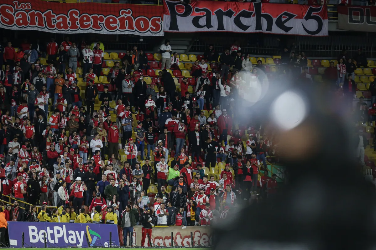 Presidente de la Dimayor propuso prohibir el ingreso de trapos a los estadios tras los disturbios en El Campín: “Hay que atacar las causas”