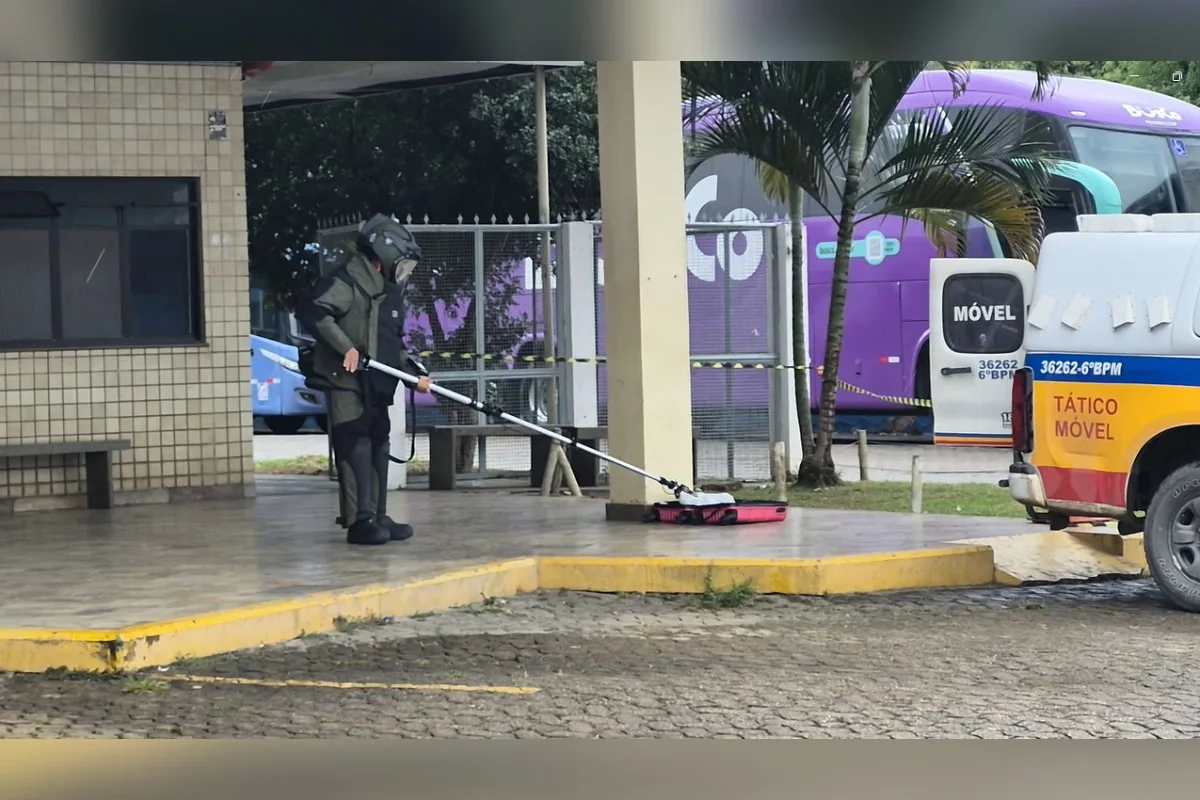 PM apreende granadas e drogas em mala de passageiro em MG