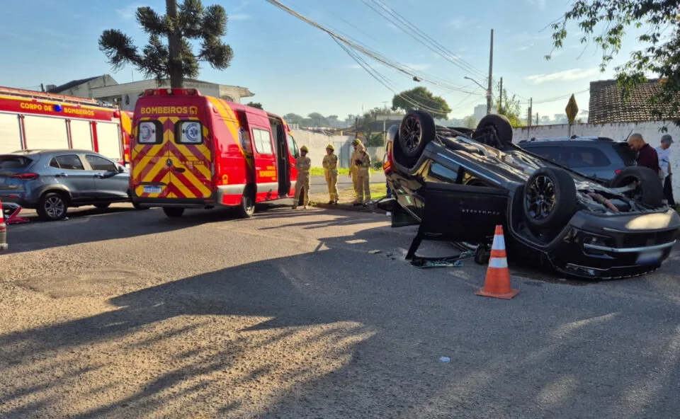 Carro fura preferencial e causa capotamento de SUV no Guaíra: “Momento após a distração”, diz PM; veja o vídeo