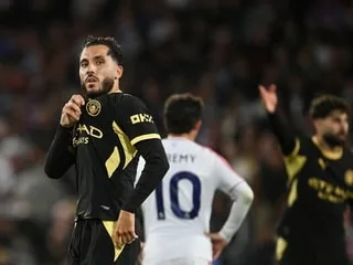 VIDÉO. Le superbe doublé de Rayan Cherki en cinq minutes pour offrir la victoire à Manchester City contre Crystal Palace
