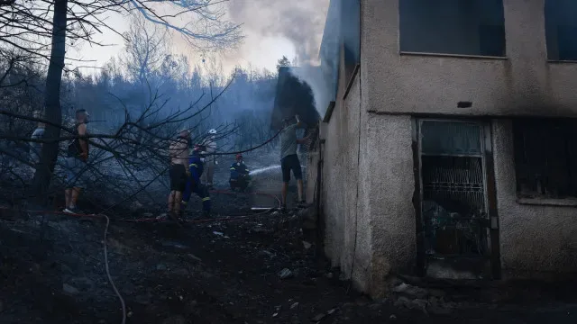 Incêndios na ilha grega de Salamina controlados: "A situação melhorou"
