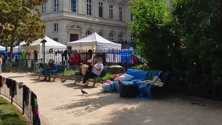 "Mes enfants étaient terrifiés" : après leur expulsion devant le Samu social, les familles sans abri se réfugient ailleurs dans Paris
