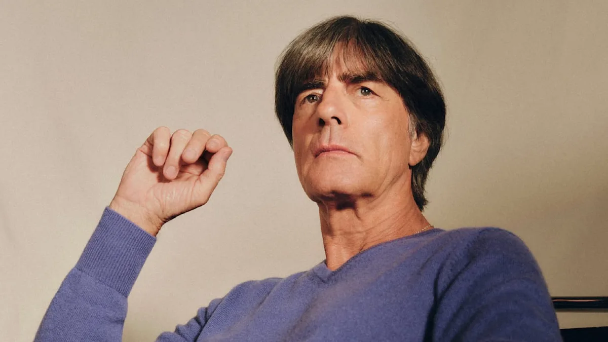 Ex-Bundestrainer modelt - Jogis Glückspullover gibt’s jetzt beim Discounter