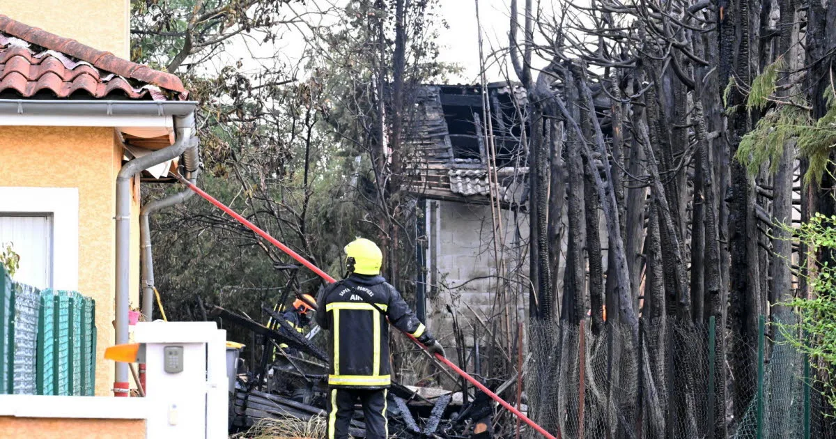 Ain. Deux maisons partent en fumée dans un lotissement à Viriat