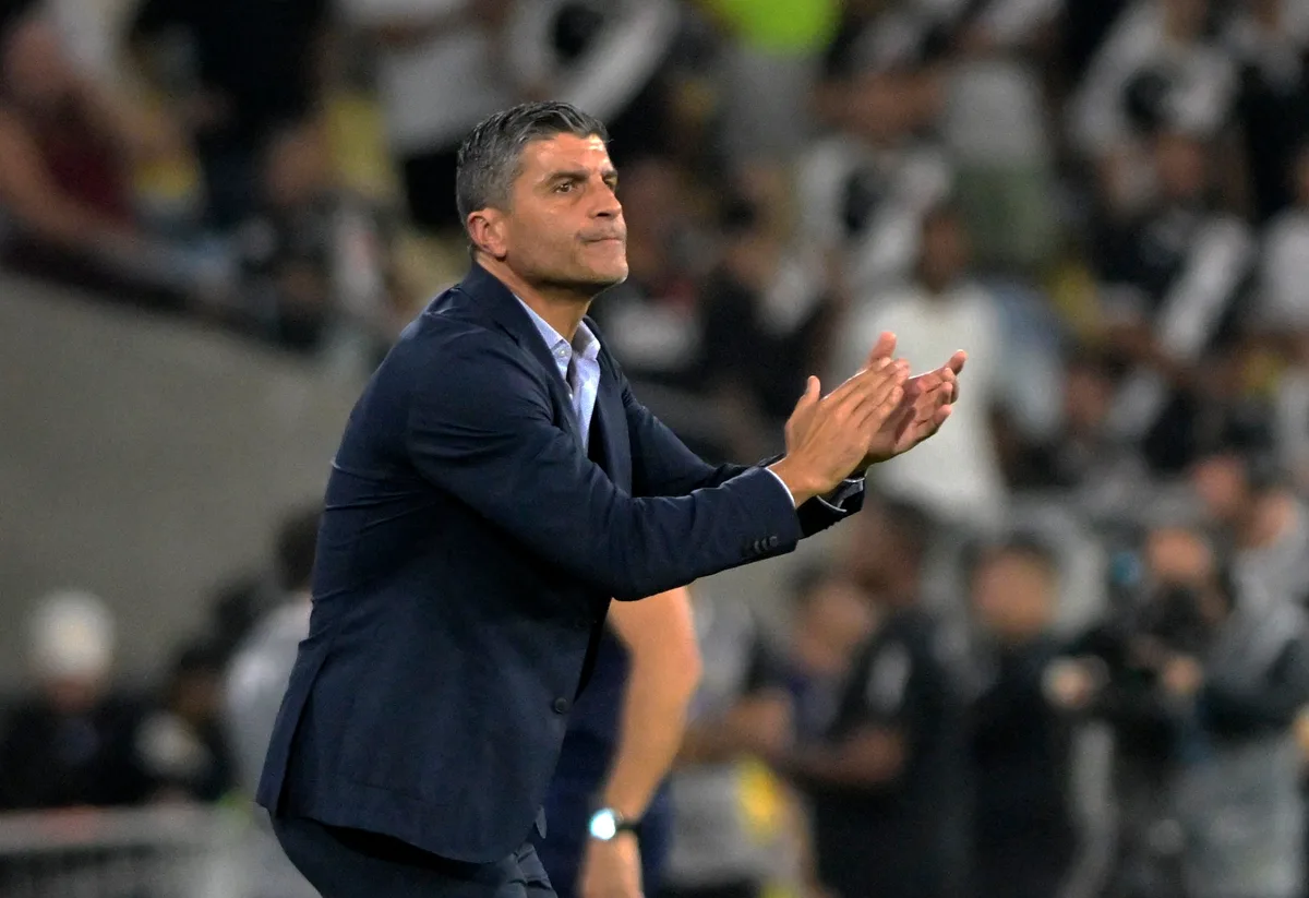 Um mês de Pedro Emanuel no Vasco; veja quem ganhou e perdeu moral