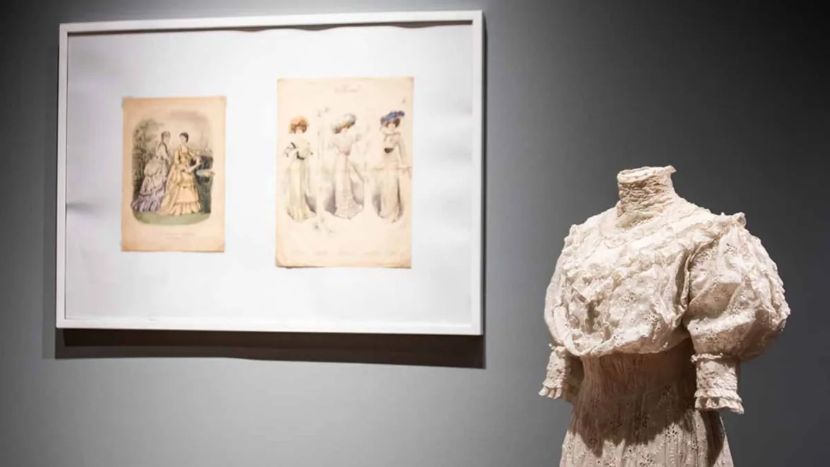 Una muestra recupera parte del patrimonio del Museo del Traje en el Palacio Libertad