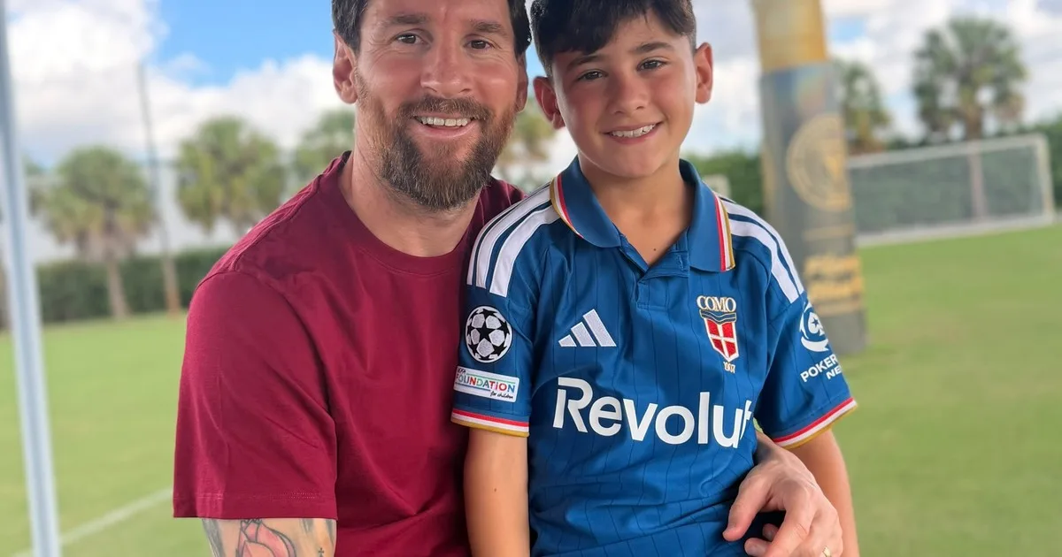 Ciro Messi con la camiseta del Como arriba de su papá