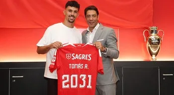 Defesa central Tomás Araújo renova com Benfica até 2031