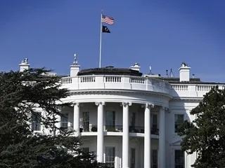 Les médias CNN, MS NOW, Politico annoncent poursuivre l’administration Trump après leur exclusion de la Maison Blanche