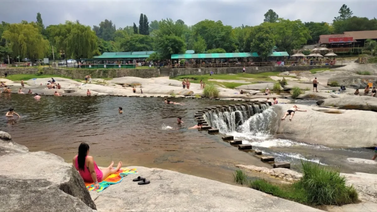 Tiene 615 habitantes, pero recibe miles de turistas al año: el pueblo de Córdoba con cascadas y piletas naturales