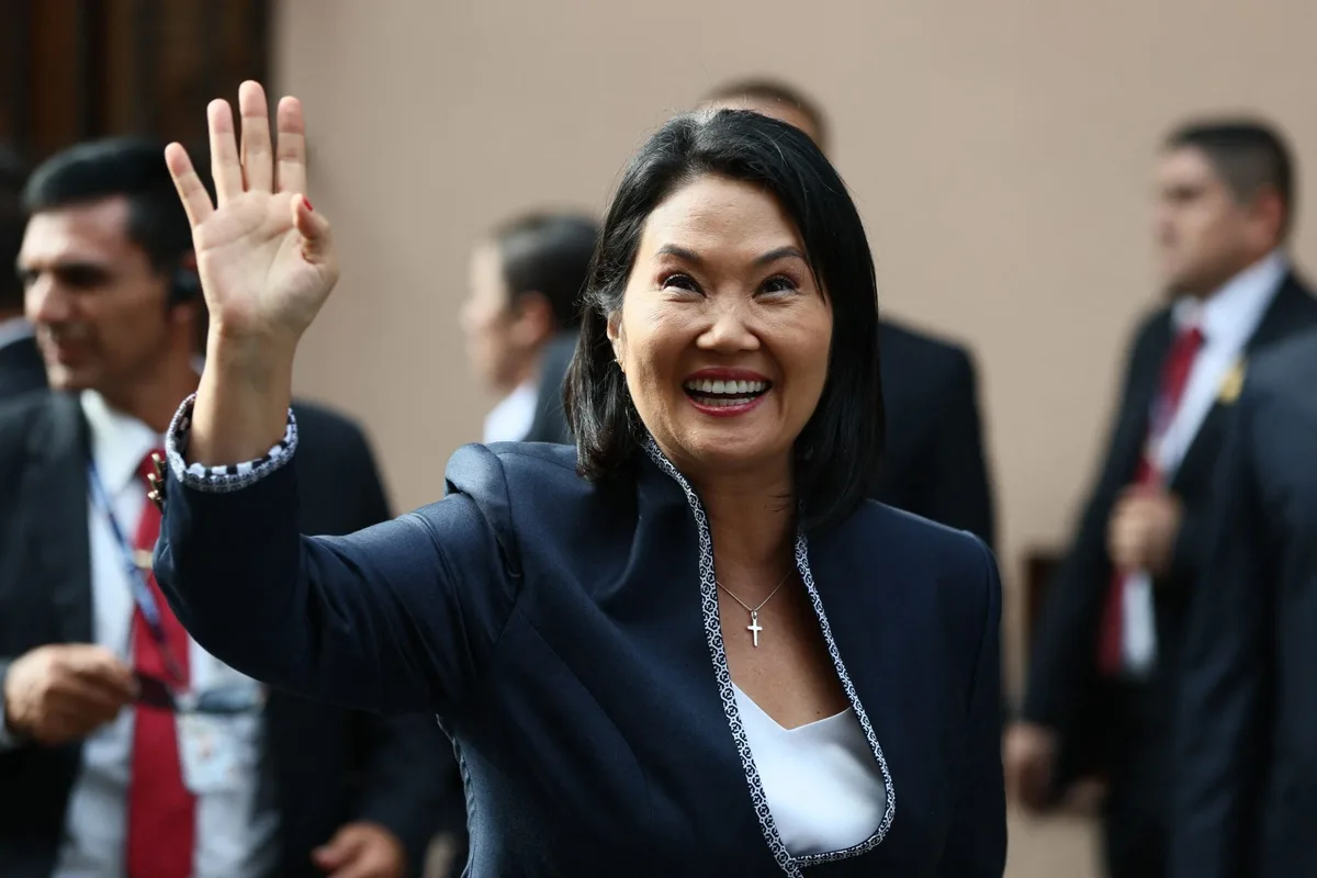 Keiko Fujimori anunció un nuevo régimen de disciplina en las escuelas públicas de Perú y prohibió el uso de maquillaje